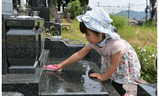 墓掃除する女の子
