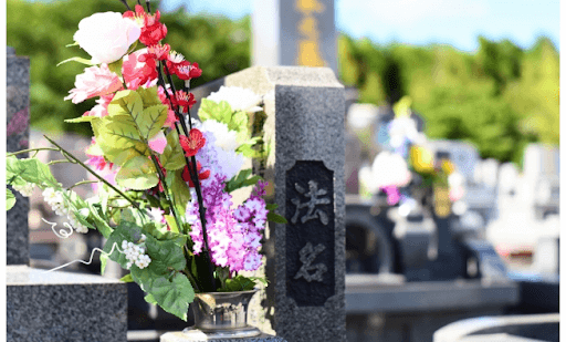 墓石に掘られた文字と仏花