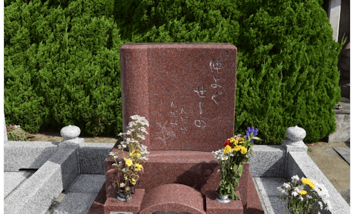 赤い墓石と彫刻文字