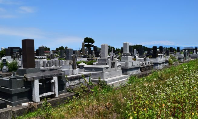 お墓を移動させたい、あるいは新たなお墓に買い替えたいと考えたとき、どこから手を付ければよいのかわからない方も多いのではないでしょうか。この記事では、お墓の移動に必要な5つの手順を中心に、具体的に何をしなければならないか、どれくらいの時間や費用がかかるのかなどを詳しく解説いたします。